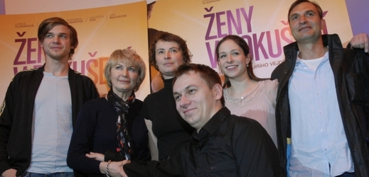 Herci filmu (zleva): Vojtěch Dyk, Eliška Balzerová, Lenka Vlasáková, Veronika Kubařová, Jiří Macháček a režisér Jiří Vejdělek.