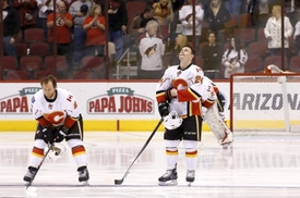 Jiří Hudler (vpravo) z Calgary Flames.