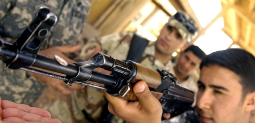 Američané cvičí irácké vojáky (rok 2006).