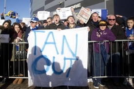 Fanoušci protestují proti majiteli klubu.