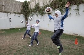 Dívky trénují fotbal na tajném místě v Rijádu.