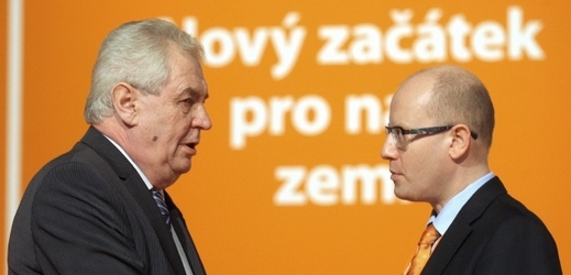 Miloš Zeman (vlevo) s Bohuslavem Sobotkou.