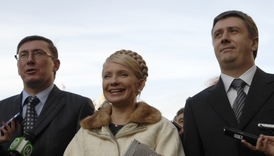 Jurij Lucenko (vlevo) s Julijí Tymošenkovou.