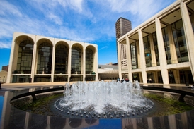 Lincoln Center Plaza, sídlo Metropolitní opery.