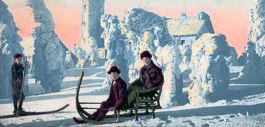 Česká zima na počátku 20. století, v  tomto případě na Klínovci. Pohlednice je ze sbírek Jaroslava Vyčichla.