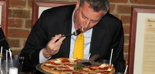 V mé rodné zemi je typičtější jíst vidličkou a nožem. Byl jsem v Itálii mnohokrát a u některých druhů pizzy jsem si na to zvykl, hájil se starosta de Blasio.