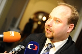 Rusnokova vláda v demisi návrh služebního zákona poslance Jeronýma Tejce (ČSSD) odmítla, ve středu chce přijmout vlastní verzi.