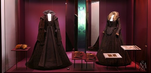 Cenné šaty mikulovských Dietrichsteinů ze zámecké expozice.