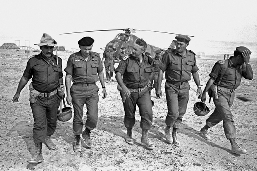 Šaron (uprostřed) 1. června 1967, několik dní před Šestidenní válkou.
