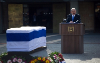 Premiér Netanjahu se loučí s expremiérem Šaronem.