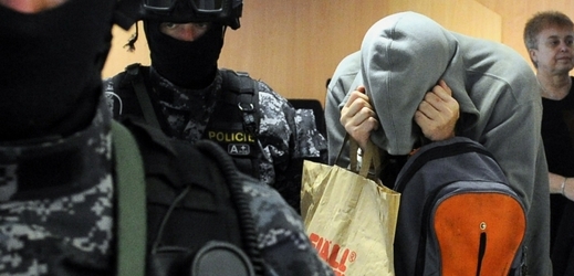 Miloš Babyka si před novináři zakrýval obličej.