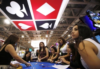 Asiatky se učí poker.