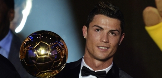 Cristiano Ronaldo se Zlatým míčem FIFA.