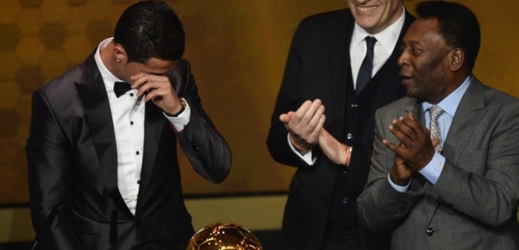 Cristiano Ronaldo (vlevo) se při přebíraní Zlatého míče neubránil slzám.