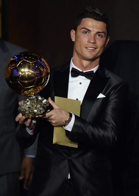 Cristiano Ronaldo se Zlatým míčem FIFA.