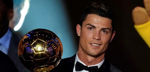 Cristiano Ronaldo získal vysněný Zlatý míč.