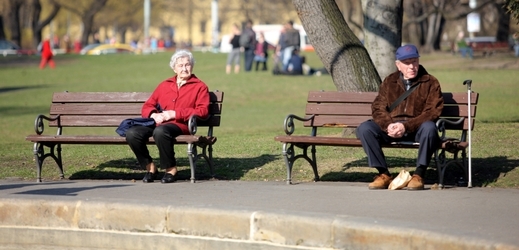 Seniorům se díky reformě sníží penze (ilustrační foto).