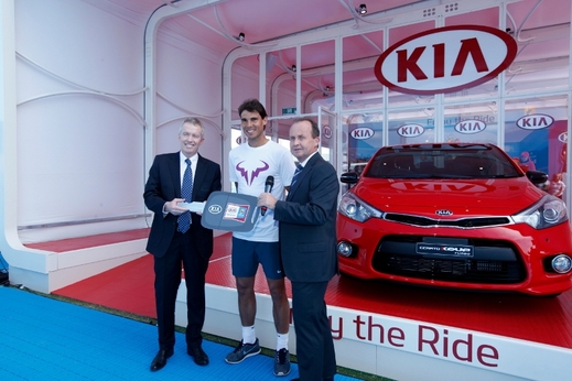 Rafael Nadal se zástupci automobilky Kia.