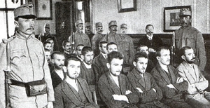 Gavrilo Princip u soudu - sedí v první řadě uprostřed