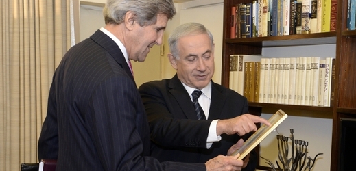 Ministr zahraničí USA Kerry v pracovně izraelského premiéra Netanjahua.