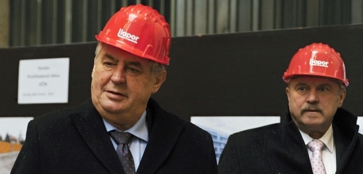 Prezident Miloš Zeman navštívil v rámci své cesty po Karlovarském kraji firmu Lias Vintířov, která vyrábí stavební materiály. Vpravo je hejtman Karlovarského kraje Josef Novotný. 