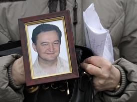 Jeden příklad dodržování lidských práv v Rusku za všechny. Právník Sergej Magnitskij v roce 2009 zemřel po téměř roční vazbě za dosud nevyjasněných okolností. Možná ho umlátili dozorci. Po smrti pak byl ještě obviněn z daňového podvodu.