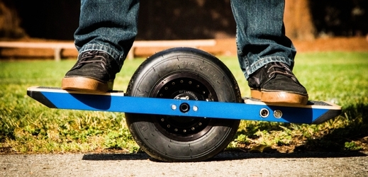 Onewheel je skateboard s jedním kolem, který sám drží rovnováhu.