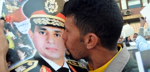 Egypťan líbá portrét generála Sisiho.