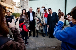 Rodina pózuje fotografům s vojáky opřed volební místností.