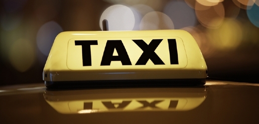 Taxikář musí zaplatit pokutu za to, že nevydal stvrzenku z taxametru.