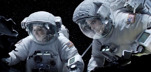 Sandra Bullocková a George Clooney ve snímku Gravitace.