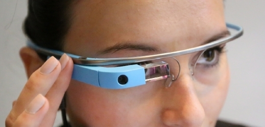 Počítačové brýle od Googlu jsou na obrubě nad pravým okem vybaveny kamerou a malou obrazovkou.