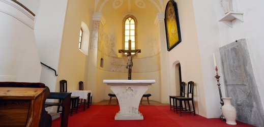 Interiér kostelíku Nanebevzetí Panny Marie u hradu Veveří na Brněnsku.