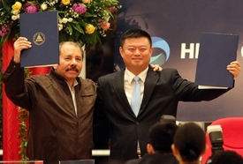 Prezident Daniel Ortega (vlevo) a investor Wang Ťing.