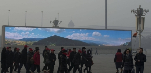 Jediné barvy v okolí. Obrazovky v Pekingu promítají přírodu a východ slunce.