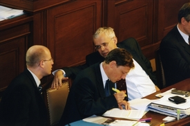 Vladimír Špidla (vpravo) se stal Sobotkovým šéfporadcem, zatím co expremiér Stanislav Gross (uprostřed) skončil v propadlišti dějin (2003).