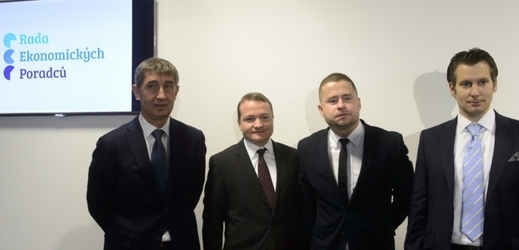 Aleš Michl (v černé kravatě) bude působit jako poradce budoucího ministra financí Andreje Babiše.