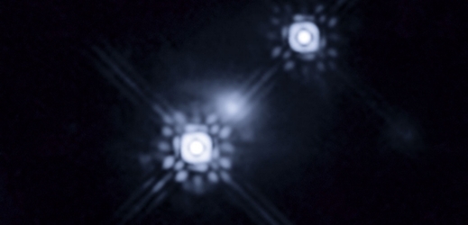 Akreční disk okolo kvasaru HE 1104-1805, vyfotografovaný z Hubbleova kosmického teleskopu. Obraz je dvojitý, protože světlo kvasaru na cestě k Zemi ohýbá gravitace jiného objektu (ilustrační foto).