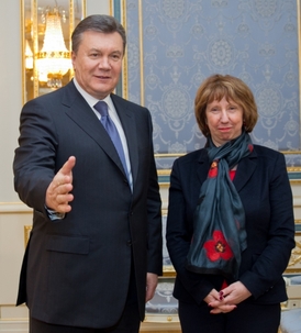 Šéfka evropské diplomacie Catherine Ashtonová s prezidentem Janukovyčem.