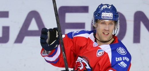 Hokejista Lva Praha Martin Thörnberg se raduje.