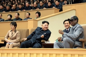 Kim-Čong-un s manželkou a svým přítelem Dennisem Rodmanem.
