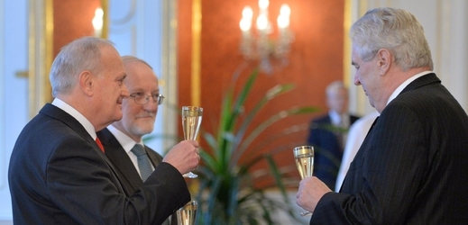 Prezident Zeman jmenoval dva nové ústavní soudce.