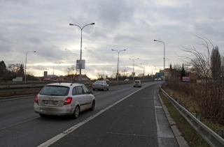 Křižovatka severní větve magistrály s Davídkovou ulicí, u nemocnice Bulovka.