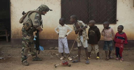 Francouzský voják s chlapci v Bangui.