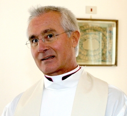 Kněz Nuncio Scarlano.