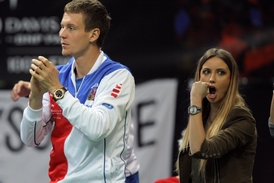 Tomáš Berdych s přítelkyní Ester Sátorovu.