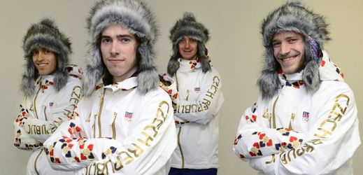 Čeští skokani na lyžích pózují v oblečení, v němž pojedou na olympiádu do Soči.