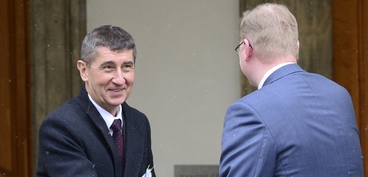 Andrej Babiš se na Pražském hradě zdraví s šéfem lidovců a adeptem na ministra Pavlem Bělobrádkem.