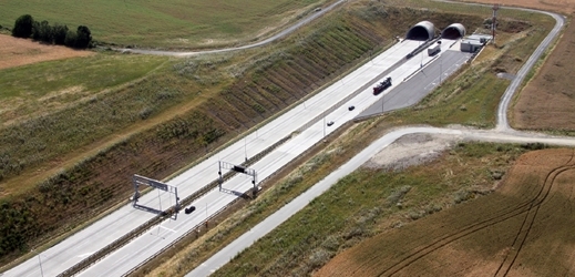 Nepojízdný kamion na pražském dálničním okruhu paralyzoval dopravu.