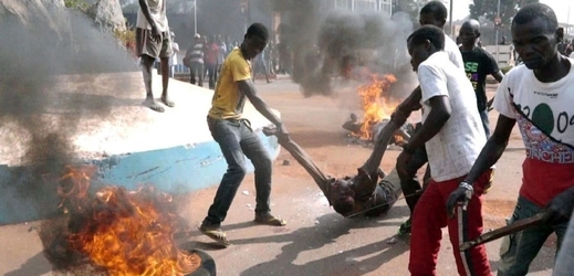 Další zlynčovaní a hořící muslimové v Bangui.